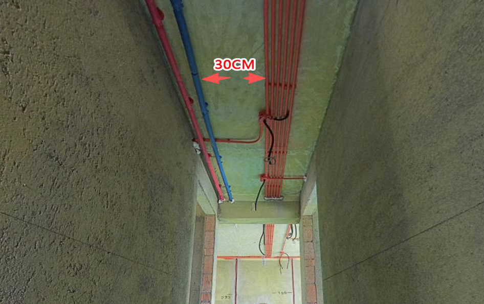 电线与暖气、热水管、煤气管之间的平行间距不小于30CM，交叉不小于10CM。