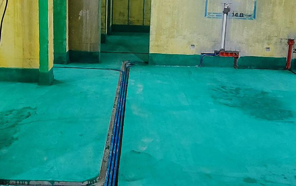自建房走顶工艺，套间走地工艺，有地暖采用走顶或者墙角工艺。