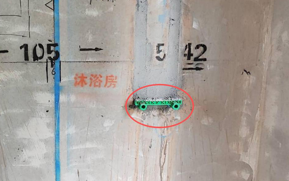 冷热水管间距15CM，左热右冷，花洒冷热水必须15CM，并且高低水平。