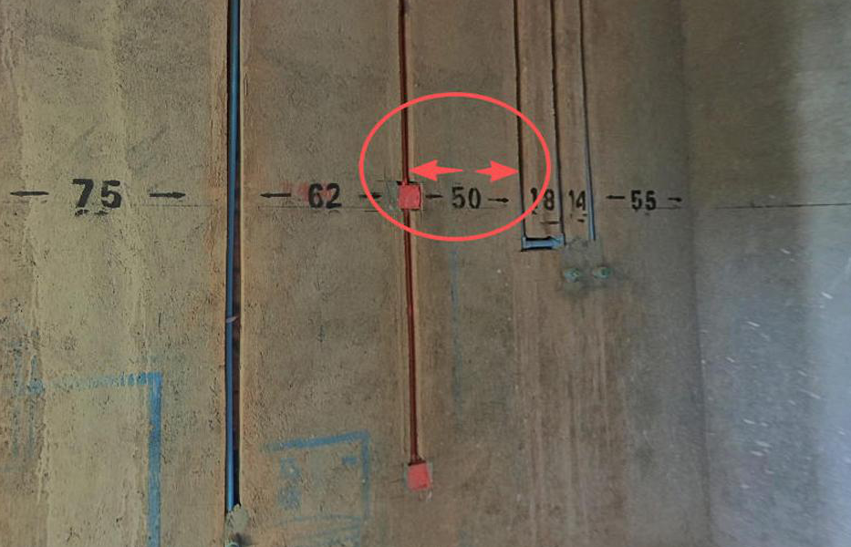 水管与电管的间距大于等于30CM，交叉间距大于等于10CM。