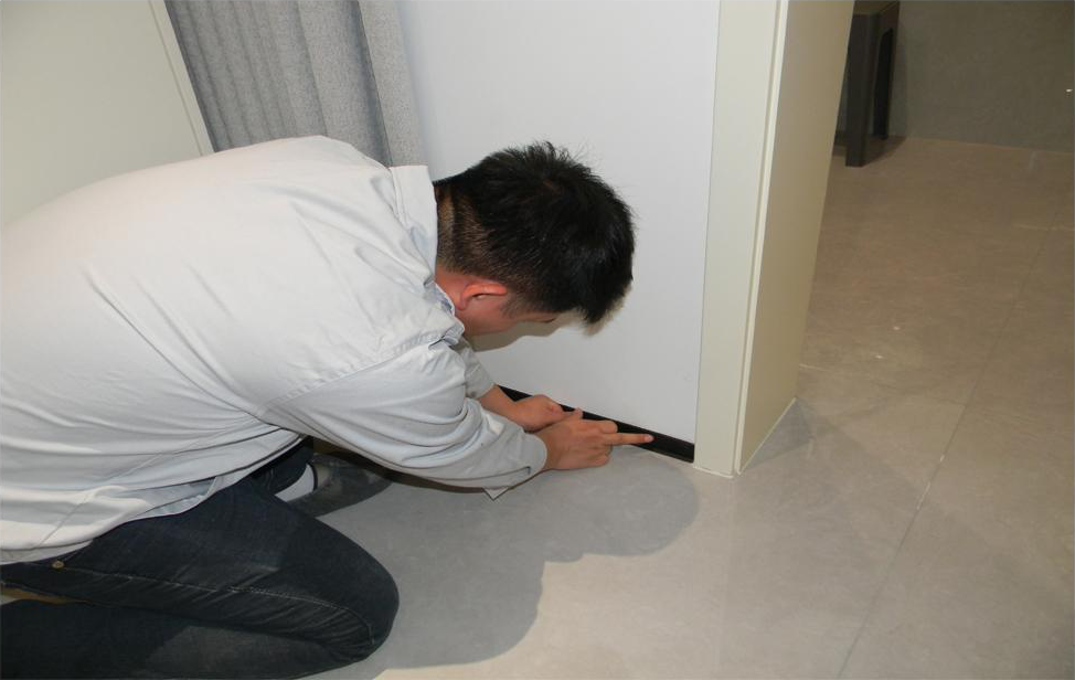 踢脚线检查