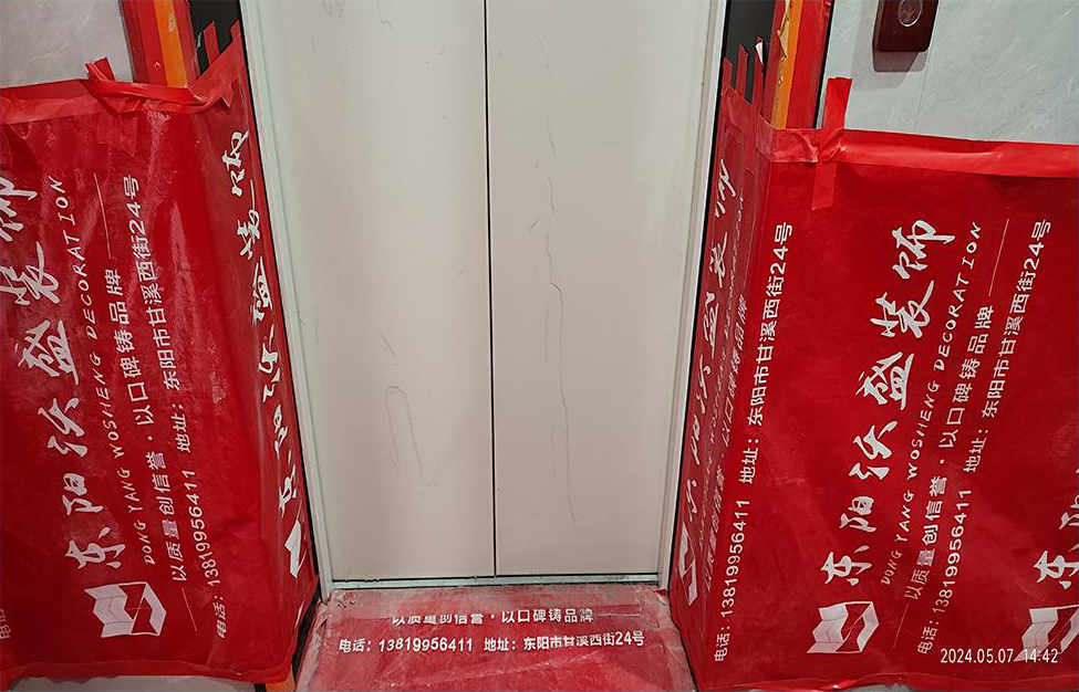 电梯两侧保护