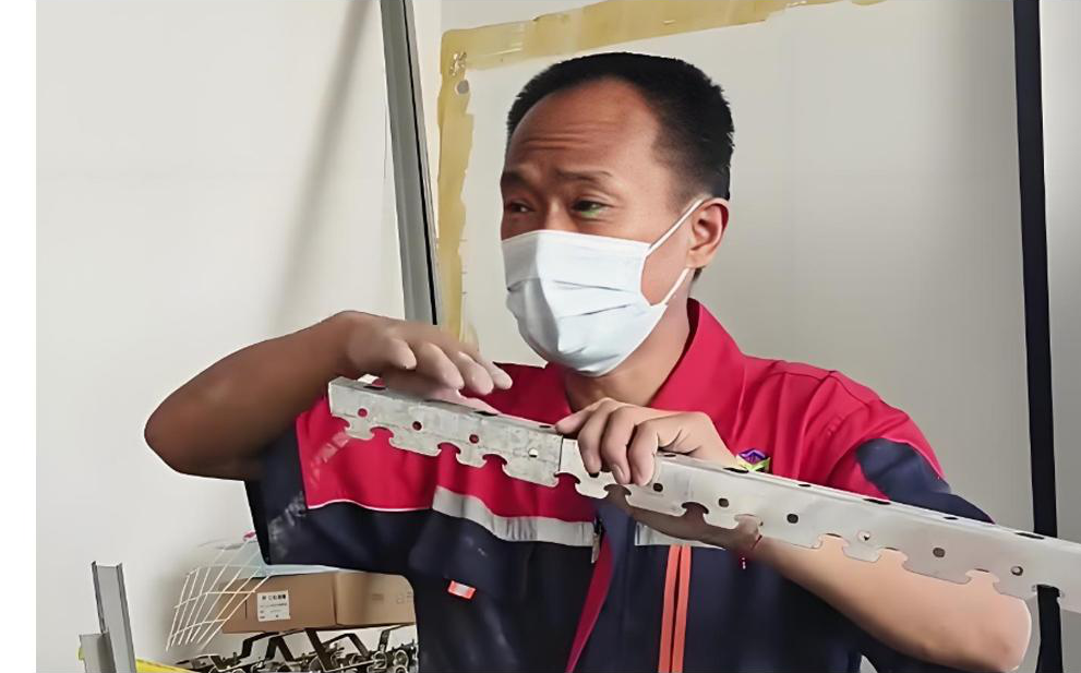 主龙骨对接采用平头链接